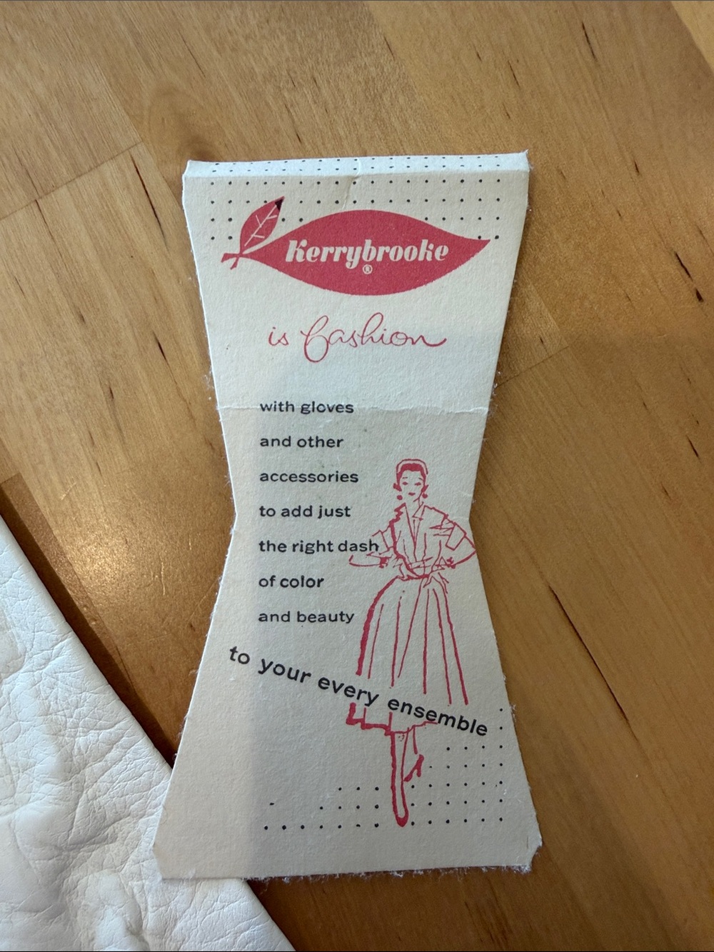 Vintage new in package White Leather Gloves with Embroidered Detail - Picture 5 of 9
